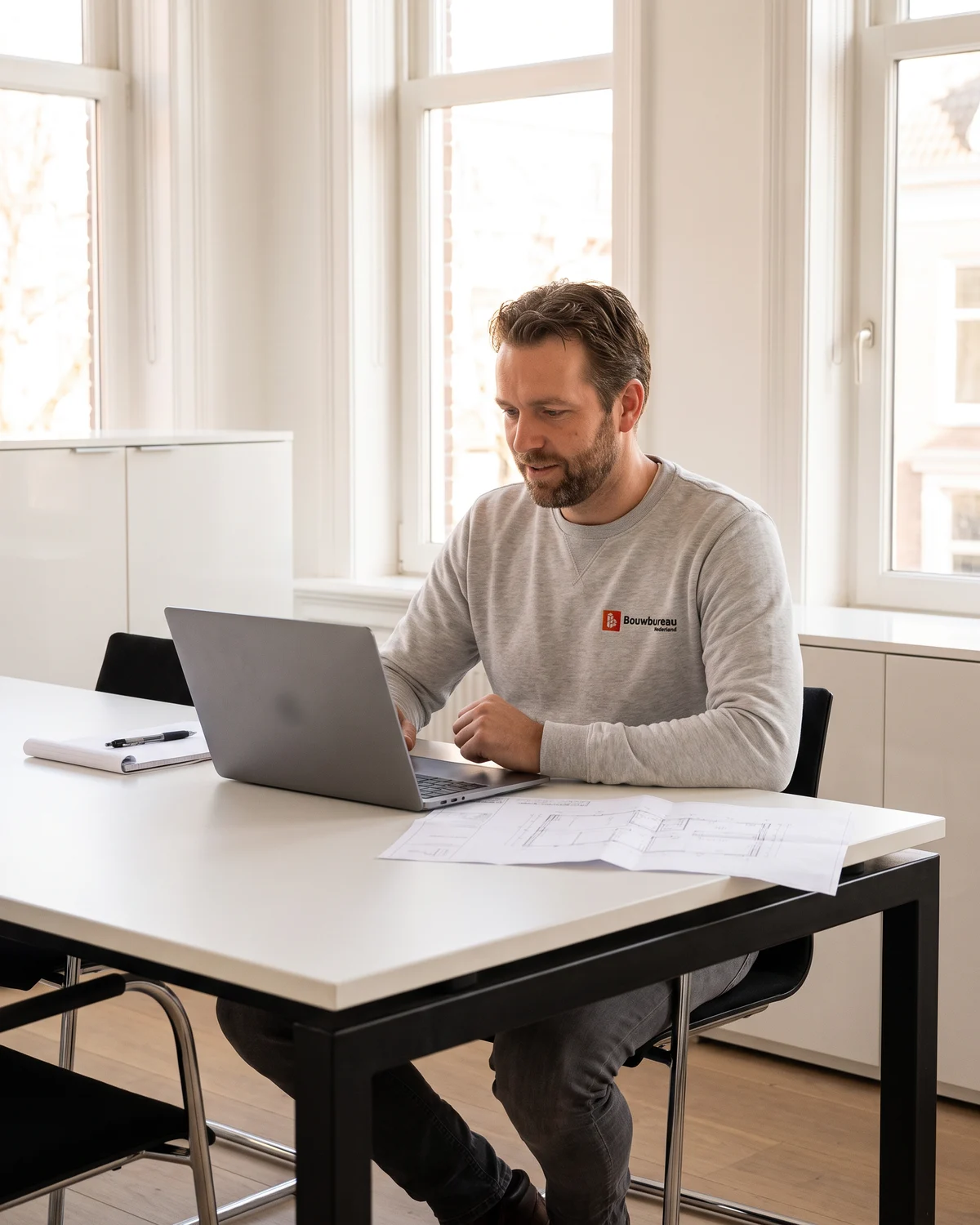 Een adviseur van ons in een videogesprek achter een laptop